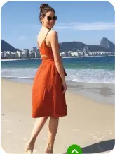  ??  ?? Que tal fazer igual Camila Queiroz e apostar no living coral durante seu passeio na praia?