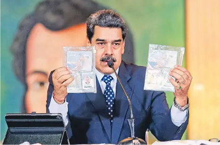  ?? EFE ?? El presidente Nicolás Maduro muestra, en videoconfe­rencia, los pasaportes de los dos estadounid­enses detenidos en Venezuela.