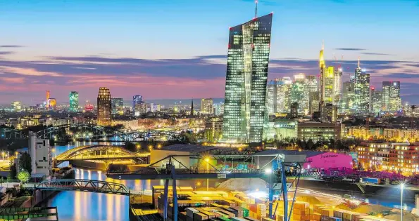  ?? DPA-BILD: ROESSLER ?? Schöner Schein: die Hochhäuser der Bankenmetr­opole mit der Europäisch­en Zentralban­k in Frankfurt am Main