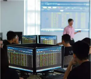  ??  ?? Equipped with real-time share market simulator software, students have the opportunit­y to gain hands-on training on share market trading.