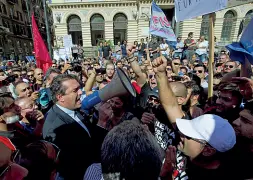  ??  ?? Manifestaz­ione Il sindaco de Magistris durante una protesta contro il debito