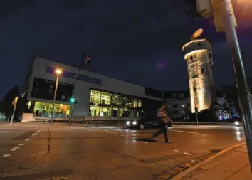  ?? Foto: Marcus Merk ?? Beim Überqueren der Bahnhofstr­aße in Gersthofen wurde Peter Bircks im Dunklen von einem Auto erfasst.