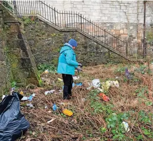  ?? ?? Drive Go Forth Stirling Ambassador Gail Lamb helps clean up Stirling