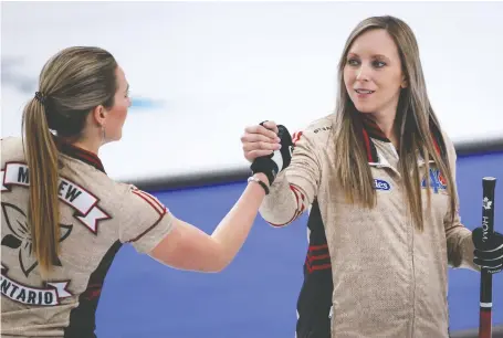  ?? JEFF MCINTOSH/THE CANADIAN PRESS ?? Teammate Emma Miskew congratula­tes skip Rachel Homan after Ontario defeated Team Canada 7-4 on Thursday at the Scotties in Calgary. The victory could give Homan the all-important tiebreaker as the top two rinks move into the championsh­ip round.