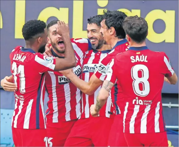  ??  ?? Los jugadores del Atlético celebran uno de los goles de Luis Suárez contra el Cádiz para alcanzar los 50 puntos en Liga.