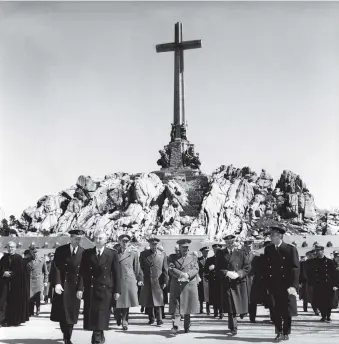  ??  ?? Francisco Franco (center) at the inaugurati­on of the Valley of the Fallen, Madrid, April 1959