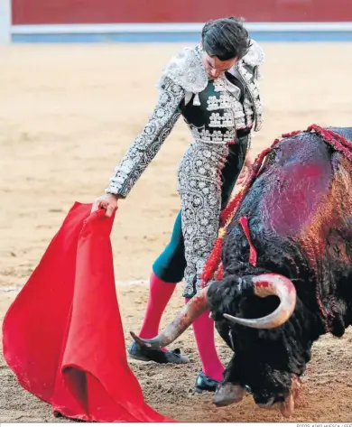  ?? FOTOS: KIKO HUESCA / EFE ?? Derechazo de Juan Ortega al quinto toro, el único que medio sirvió de la suelta que envió Juan Pedro Domecq.