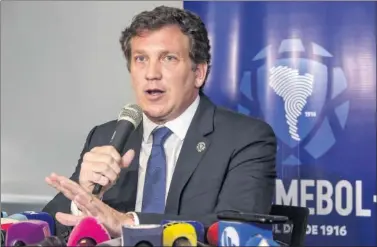 ??  ?? DEFINIDA. Alejandro Domínguez, presidente de la CONMEBOL, habla con la prensa en Montevideo.