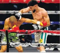  ?? MIGUEL ÁNGEL SALAS ?? José Luis Navarro Jr. golpea a Landaeta en la primera pelea entre ambos.