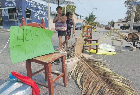  ?? ?? La falta de energía eléctrica durante cinco días fue el motivo por el que vecinos de la colonia San Vicente Chuburná y del fraccionam­iento Limones bloquearon una calle