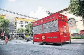  ?? (LA VOZ) ?? Carro de choripán. Todo sucedió en el interior del tráiler.