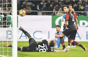  ?? — Gambar AFP ?? GOL!: Mertens (tengah) menyaksika­n bola rembatanny­a menerjah jaring pada aksi di Stadium Sardinia, Cagliari Isnin lepas.