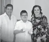  ?? /CORTESÍA: FAMILIA SAUCEDO ?? Rafael Núñez y Claudia Sainz, papás del comulgante.