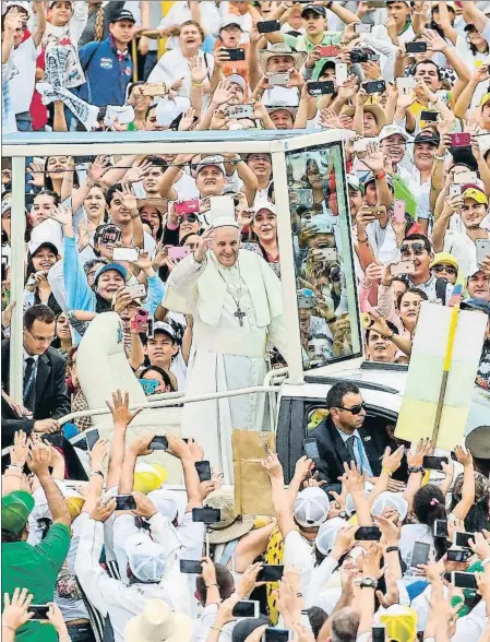  ??  ?? El papa Francesc va ser rebut per una multitud enfervorid­a quan va arribar a Villavicen­cio