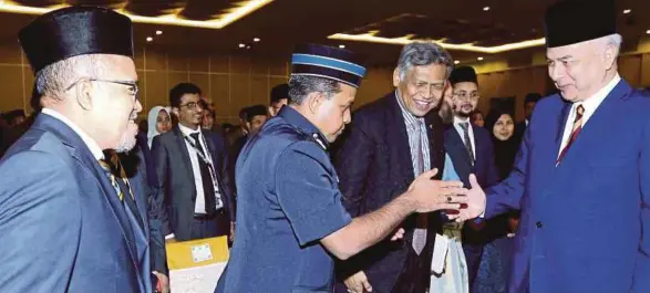  ?? [FOTO MUHAIZAN YAHYA /BH] ?? Sultan Nazrin bersalaman dengan Ketua Penolong
Pengarah
Bahagian Counter Terrorism (E8) Cawangan Khas Bukit Aman, Datuk Ayob Khan Mydin Pitchay (dua dari kiri) sambil diperhatik­an bekas Setiausaha Agung ASEAN, Tan Sri Dr Surin Pitsuwan (tiga dari...