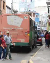  ?? Foto: Karla Barba ?? Para el operador de este camión, cualquier sitio es adecuado para platicar.