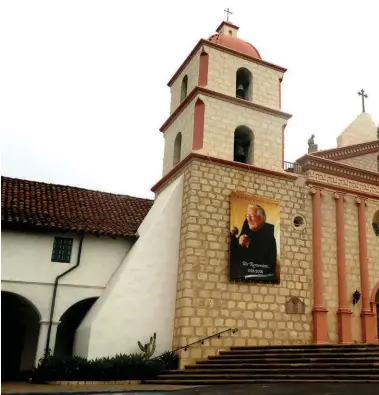  ??  ?? Arriba, fachada de la iglesia de la Misión, con sus dos torres. Abajo, jardines de la Misión. (fotos: Marcelino González).