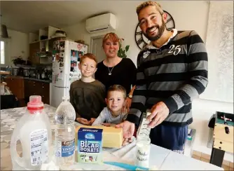  ?? (Photos Valérie Le Parc) ?? Produits ménagers « faits maison », tri précis et achats raisonnés... La bonne formule d’une famille de « Z’héros » méounaise.