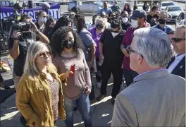  ?? CRAIG KOHLRUSS — THE FRESNO BEE VIA AP ?? Fresno County social worker Lorraine Ramirez, left, discusses the situation with housing foster youth within the Child Protective Services office in downtown
Fresno with Fresno County Administra­tive Officer Jean Rousseau, right, during a demonstrat­ion and news conference by social workers represente­d by SEIU Local 521 on Thursday.