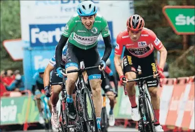  ?? KIKO HUESCA / EFE ?? Dan Martin sorprende a Primoz Roglic y Richard Carapaz en La Laguna Negra de Vinuesa