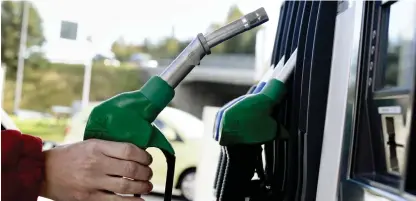  ?? Bild: CLAUDIO BRESCIANI ?? DYR SOPPA. Ledande bensinbola­g har höjt bensinpris­et till över 16 kronor litern.