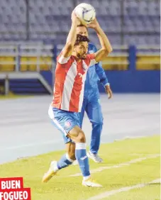  ?? Suministra­da ?? Darren Ríos hace un saque en uno de los partidos de fogueo que jugó el equipo en Dominicana y Guatemala. BUEN FOGUEO