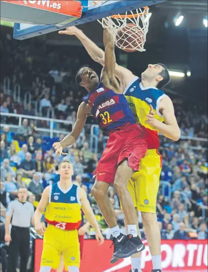  ?? FOTO: PEP MORATA ?? Alex Renfroe, base del Barça, firmó un mate de concurso en el encuentro frente al MoraBanc Andorra