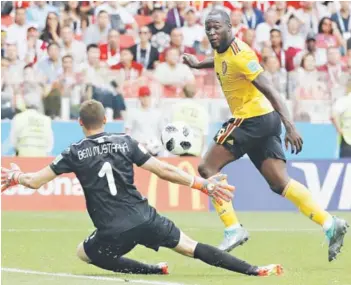  ??  ?? ► Lukaku define para convertir su cuarto gol en el Mundial de Rusia.