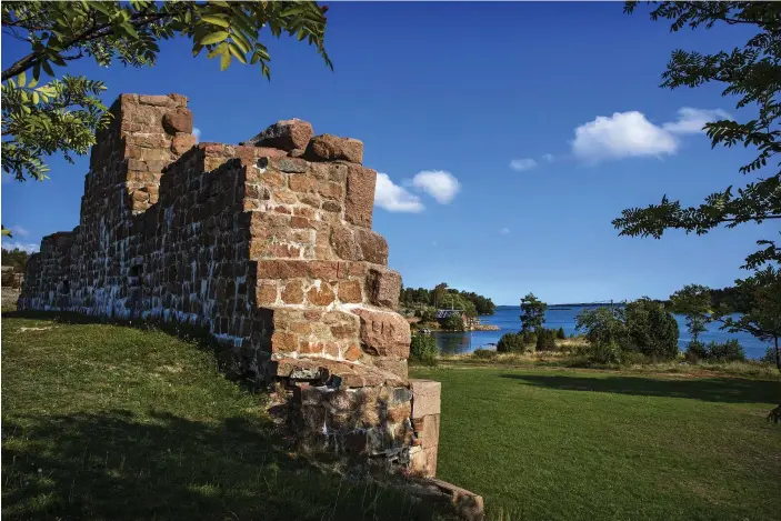  ??  ?? Bomarsunds fästning på östra Åland är genom tiderna det största och mest ambitiösa bygget på fredens öar. I fredsavtal­et 1856 i Paris fick Åland status som demilitari­serat område. Av Bomarsund återstår i dag enbart ruinerna.