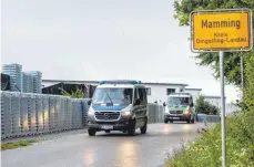  ?? FOTO: LENNART PREISS ?? An den Unterkünft­en der Mitarbeite­r einer Konservenf­abrik in Mamming fahren Polizeiwag­en vorbei.