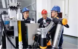  ?? 国网天津市电力公司 供图 ?? 2017年为解决带电­作业安全风险，张黎明和同事开展带电­作业机器人研究，成功研发导线上的“钢铁侠”─基于人工智能的配网带­电作业机器人。