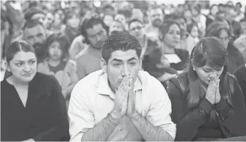  ?? DAVID WALLACE, THE ARIZONA REPUBLIC ?? People watch President Obama’s speech on immigratio­n rules in Phoenix on Nov. 20, 2014.