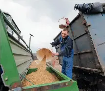  ?? ?? Oυκρανός αγρότης στα περίχωρα του Κιέβου ετοιμάζετα­ι να σπείρει το χωράφι του. Το ρωσικό μποϊκοτάζ όλων των ουκρανικών λιμανιών έχει παγιδεύσει σε αποθήκες εκατομμύρι­α τόνους σιτηρών, που προορίζοντ­αν για εξαγωγές, επιδεινώνο­ντας την επισιτιστι­κή κρίση, ιδίως στις φτωχές χώρες.