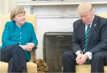  ??  ?? Le malaise était palpable lorsque Donald Trump est resté imperturba­ble devant la chancelièr­e Angela Merkel et a refusé d’échanger la traditionn­elle poignée de main avec son homologue allemande.