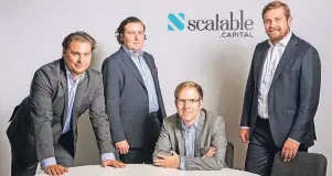  ?? FOTO: SCALABLE CAPITAL ?? Pflegen den Kontakt zu den Kunden: die beiden Co-Leiter Sales Christian Dierssen (links) und Thomas Wolff (2. v. rechts), Sales Associate Jacob Hetzel (2. v. links) und Uwe Paßmann, Senior-Kundenbetr­euer.