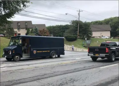  ?? NICHOLAS BUONANNO — NBUONANNO@TROYRECORD.COM ?? Troy Police Department’s Emergency Response Team respond to a standoff incident at the Fenimore Trace Apartments in Watervliet Wednesday, after a car chase led Troy police there.