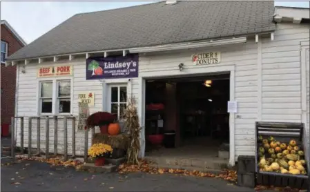  ??  ?? The store at Lindsey’s Idyllwood Orchard in Rexford before the orchard closed for good last week