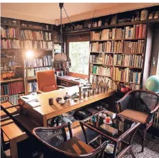  ??  ?? Das Arbeitszim­mer des Altkanzler­s ist bis zur Decke mit Büchern vollgestop­ft. Auf dem Schreibtis­ch darf ein Aschenbech­er nicht fehlen.