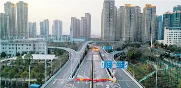  ?? AFP ?? Fotografía captada en una de las principale­s calles de Wuham en China durante su confinamie­nto.