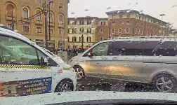  ??  ?? Piazza Stazione, un taxi bloccato nel traffico ieri pomeriggio