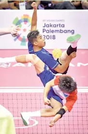  ?? -Gambar Bernama ?? Perejam Skuad Sepak Takraw Negara, Muhammad Afifuddin Mohd Razali membuat rejaman ketika beraksi menentang pasukan Korea Selatan dalam acara Regu Berpasukan di Temasya Sukan Asia Jakarta Palembang Ke-18 di Bandar Sukan Jakabaring, pada Isnin. Malaysia menang 3-0.