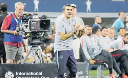  ?? FOTO: PEP MORATA ?? Valverde aplaude al equipo durante el partido de la madrugada del martes disputado en el AT&T Stadium de Dallas