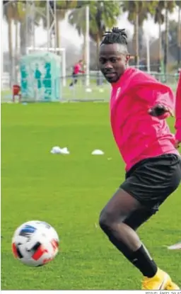  ?? MIGUEL ÁNGEL SALAS ?? Moussa Sidibé controla un balón durante su primer entrenamie­nto.