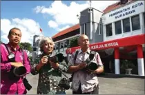  ?? GHOFUUR EKA/JAWA POS ?? BERPRESTAS­I: Dari kiri, Kusmali, F.X. Ratno, dan Suyadi di depan Balai Kota Surabaya.