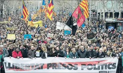  ?? MANÉ ESPINOSA ?? Mantener el pulso. La ANC y Òmnium congregaro­n a 55.000 personas en su manifestac­ión hasta el consulado alemán en Barcelona en protesta por la detención de Puigdemont