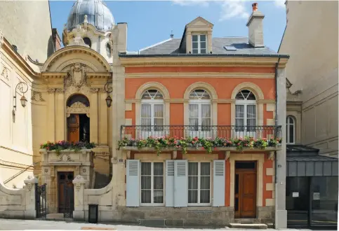  ??  ?? La maison de la famille Martin à Alençon, où Thérèse vécut les quatre premières années de son existence, jusqu’au décès de Zélie, sa mère. Aujourd’hui ouverte au public, on y découvre des photos et souvenirs de famille, des jouets de Thérèse et divers objets personnels.