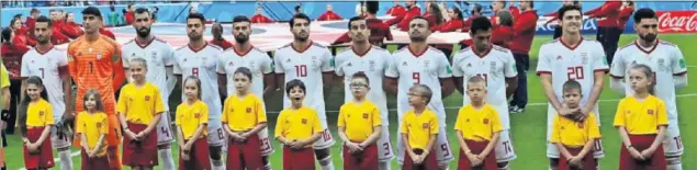  ??  ?? ONCE TITULAR. Los jugadores de Irán, momentos antes de escuchar el himno de su país en el partido de su debut en este Mundial de Rusia ante Marruecos.