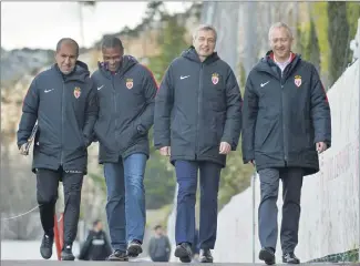  ?? (Photo Michael Alesi) ?? L’état-major de l’AS Monaco a assisté, au complet et tout sourire, au dernier entraîneme­nt avant le choc contre le PSG, hier à La Turbie.