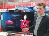  ?? PROVIDED TO CHINA DAILY ?? An employee of Merlion, the exclusive distributo­r of TCL in Russia, introduces a TCL TV to local customers.