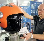  ??  ?? In laboratori­o. La preparazio­ne del crash-test di un casco